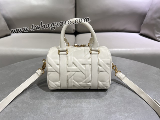 Dior专柜新款迪奥顶级原单杏色压花菱格Groove20小号手袋 djfk1207